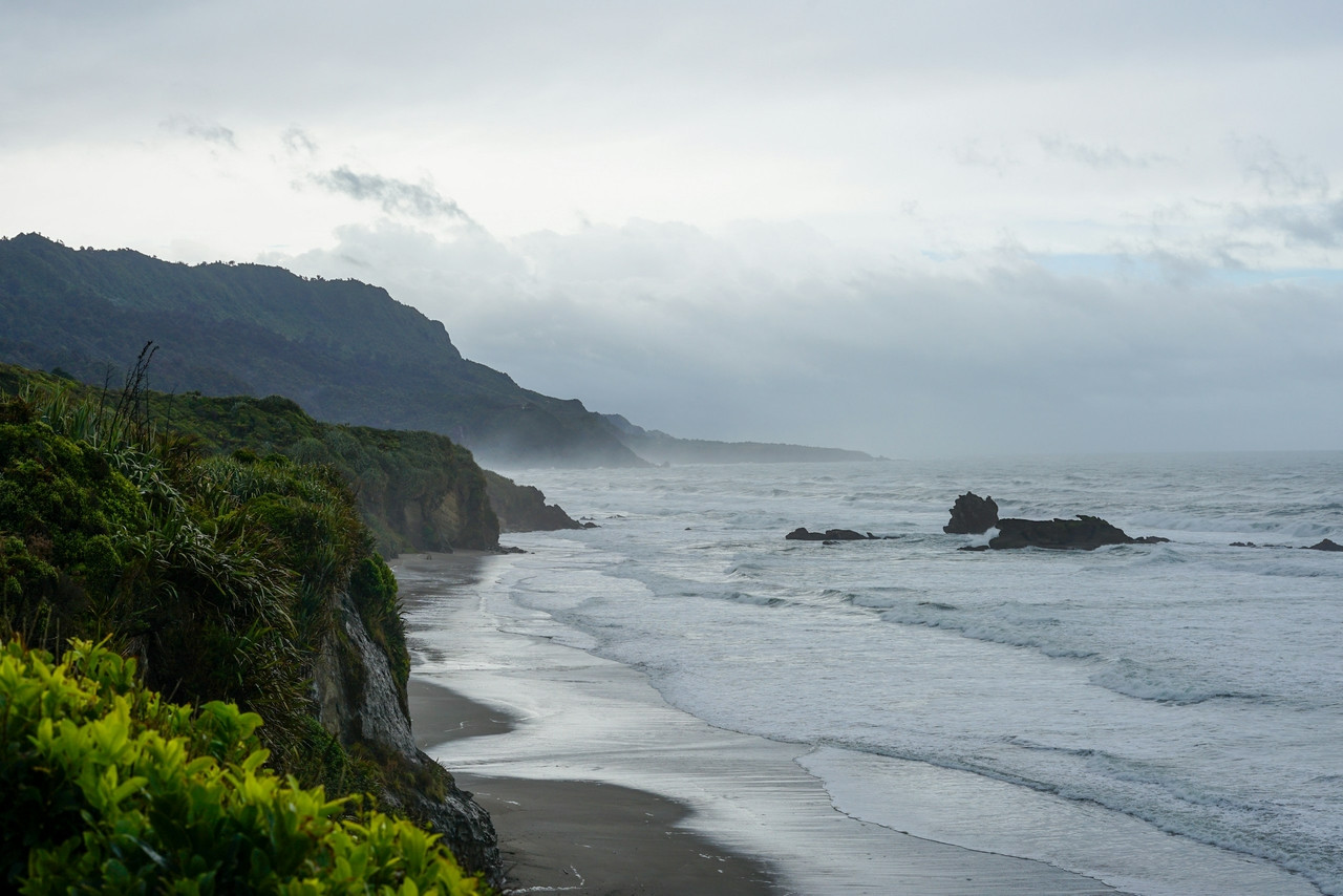 a view of a beach with waves coming in to shore, Ultra