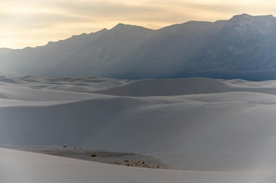 a view of a mountain range in the distance, Ultra
