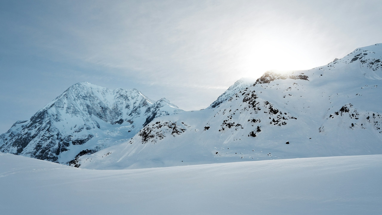 mountain range with snow and cloudy sky, Ultra