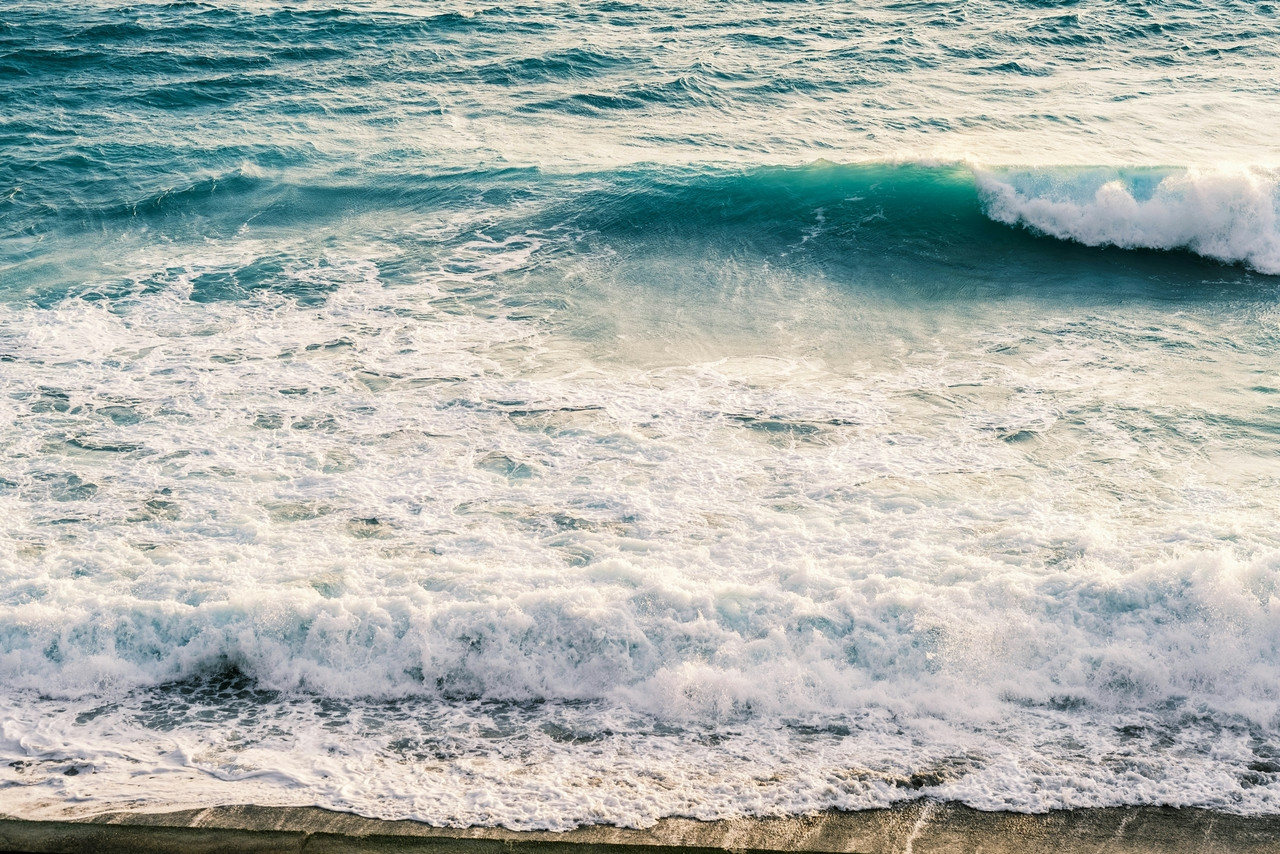 Turquoise waves crashing on a sandy shore, Standard