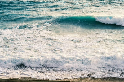 Turquoise waves crashing on a sandy shore, Standard