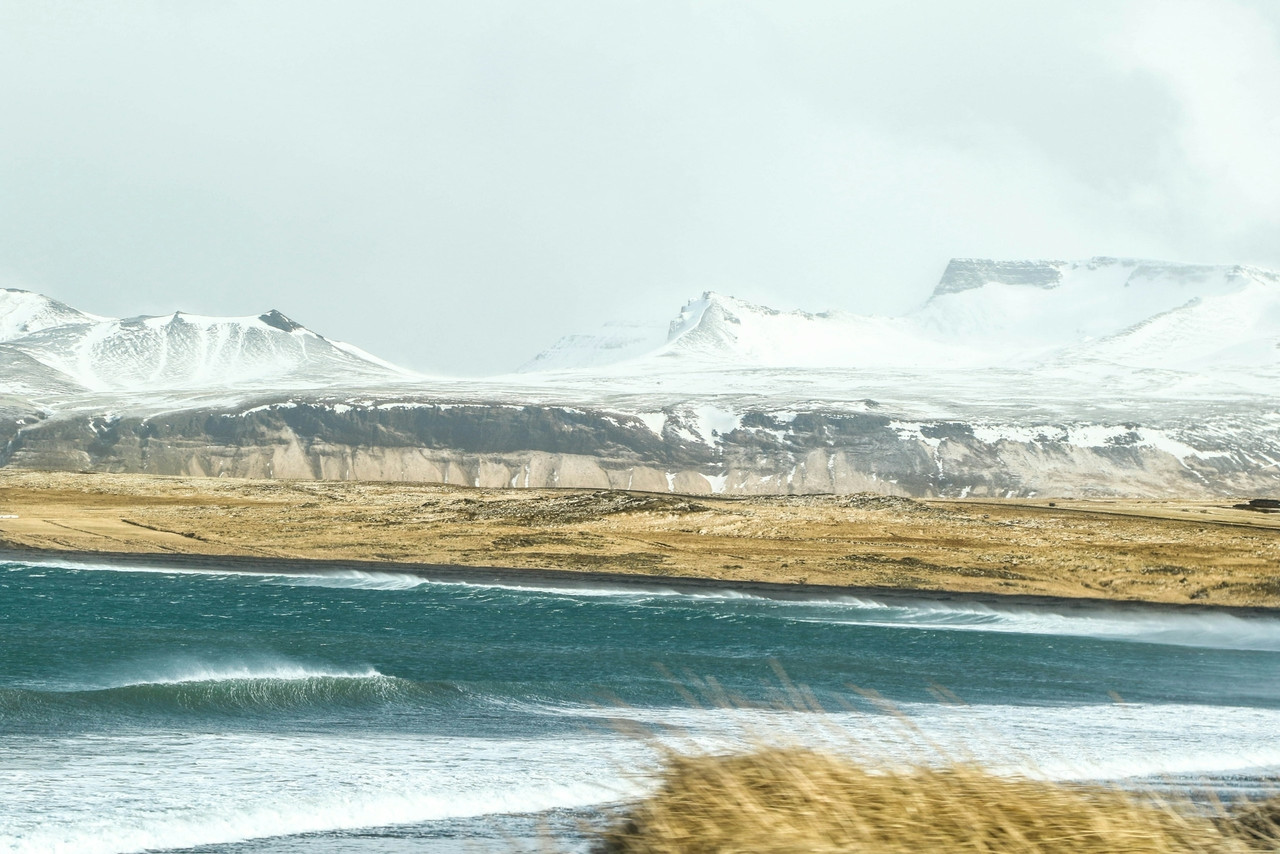 white and brown mountains beside body of water, Ultra